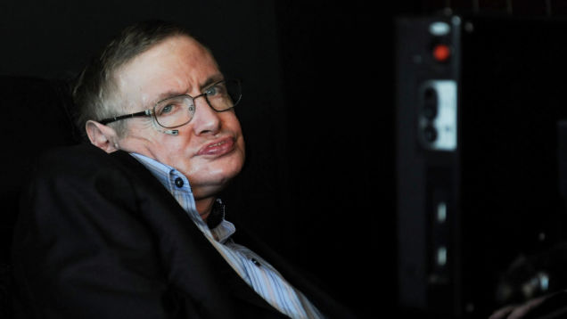 detail van Stephen Hawking met bril waaraan infrarood sensor is vastgemaakt die beweging van zijn wang detecteert